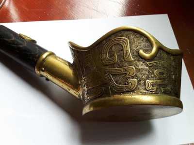 ...con i suoi motivi geometrici e orientaleggianti incisi su fondo dorato e le linee sinuose dell�orlo, si trattava di un utensile diffuso solo nelle case di famiglie altolocate